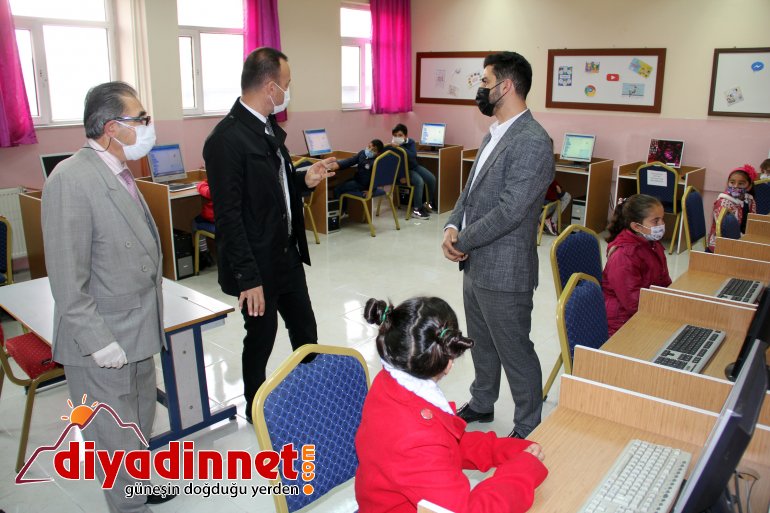 Ağrılı fedakar Öğretmen atık malzemesi toplayarak bilgisayar sınıfı açtı5