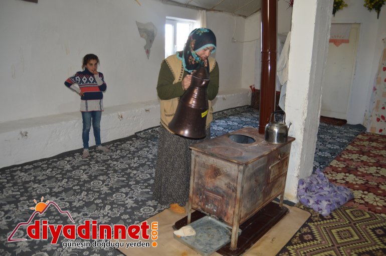 Çobanlık yapan baba, eve dönüştürdüğü ahırda ailesiyle yaşıyor1