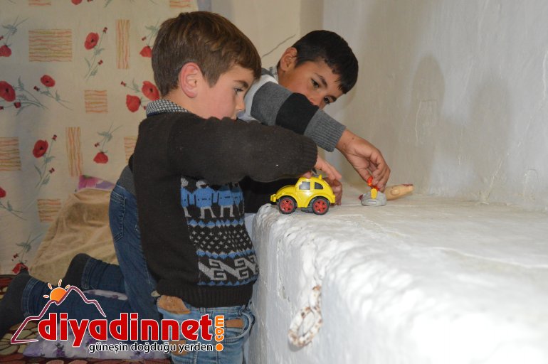 Çobanlık yapan baba eve dönüştürdüğü ahırda ailesiyle yaşıyor2