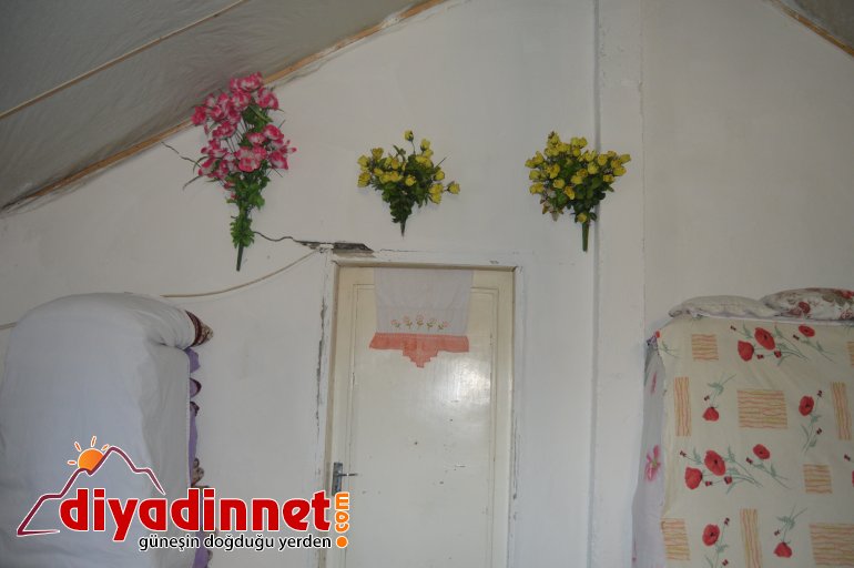 Çobanlık yapan baba eve dönüştürdüğü ahırda ailesiyle yaşıyor4