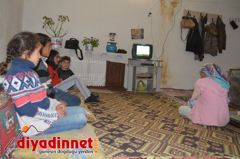 Çobanlık yapan baba eve dönüştürdüğü ahırda ailesiyle yaşıyor5