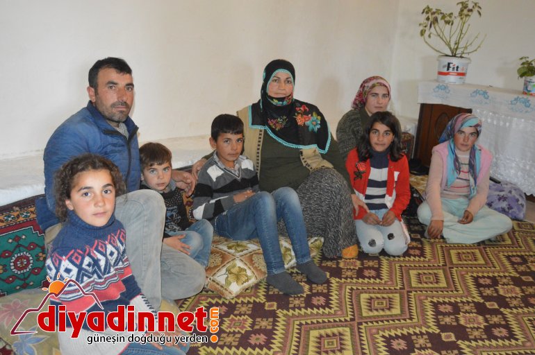 Çobanlık yapan baba eve dönüştürdüğü ahırda ailesiyle yaşıyor6