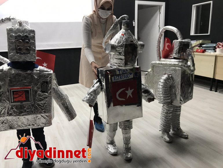 Uzay Haftası Etkinlikleri kapsamında düzenlenen yarışmanın kazananları ödüllerine kavuştu4