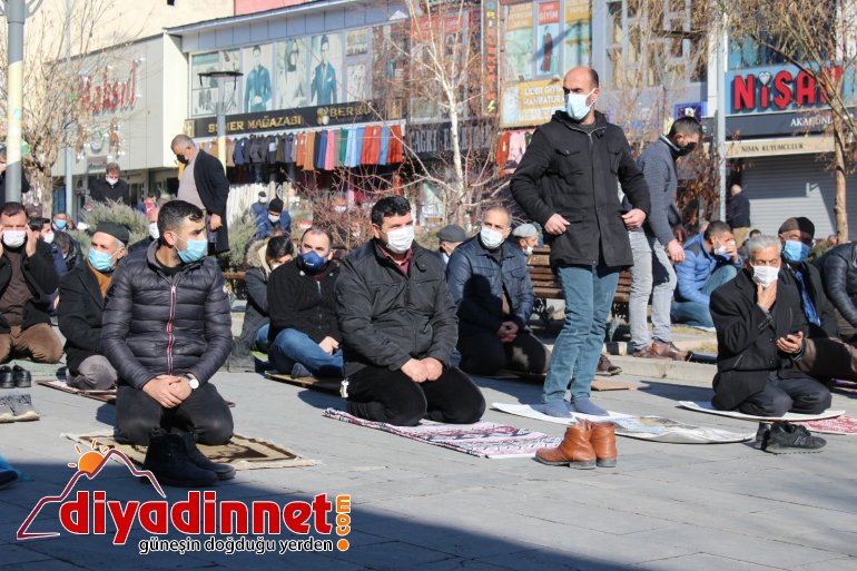 Ağrı da cemaat cuma namazını camii avlusunda kıldı2