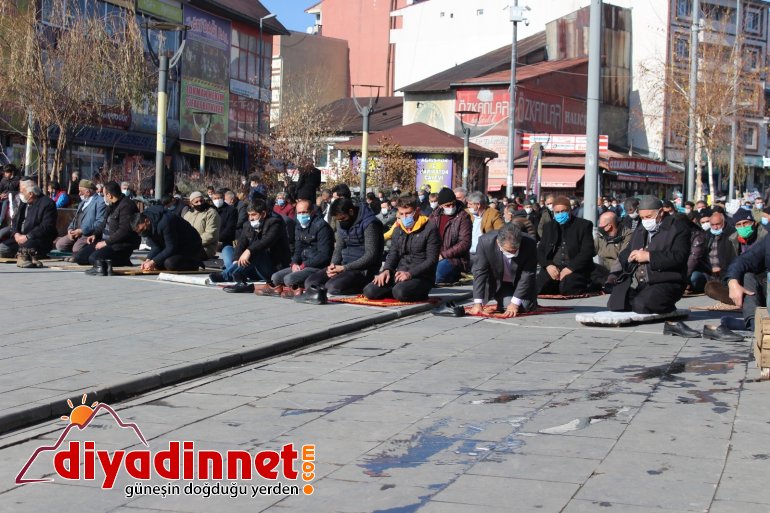 Ağrı da cemaat cuma namazını camii avlusunda kıldı3