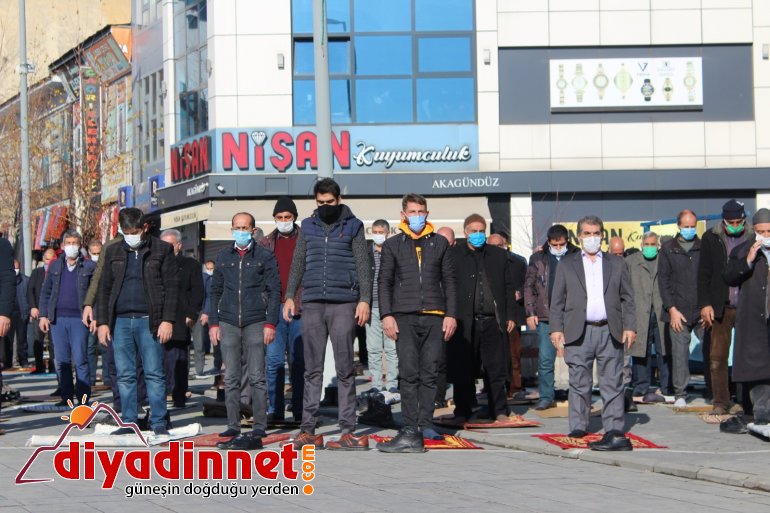 Ağrı da cemaat cuma namazını camii avlusunda kıldı4