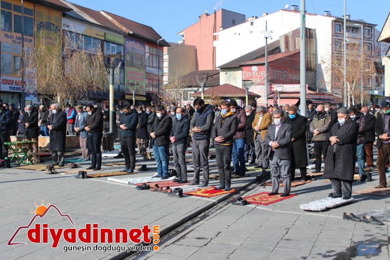 Ağrı da cemaat cuma namazını camii avlusunda kıldı5