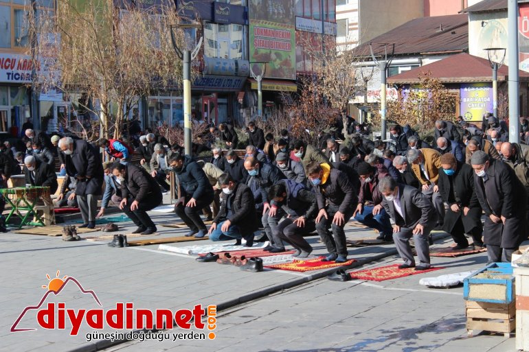 Ağrı da cemaat cuma namazını camii avlusunda kıldı6