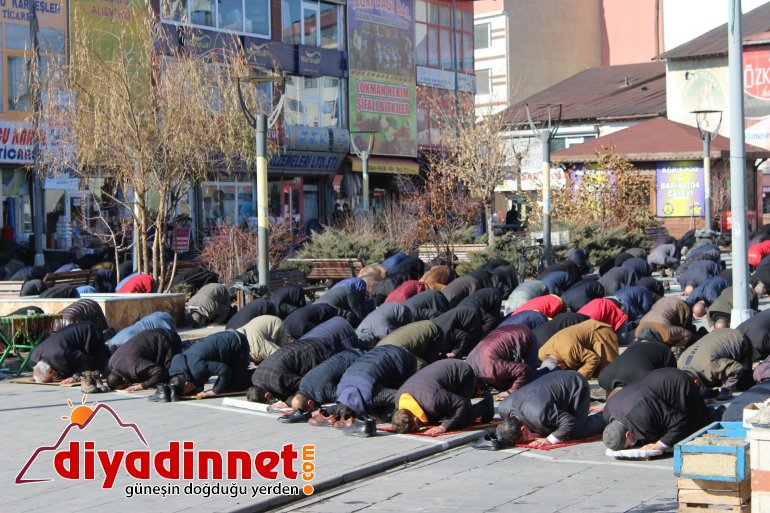 Ağrı da cemaat cuma namazını camii avlusunda kıldı7