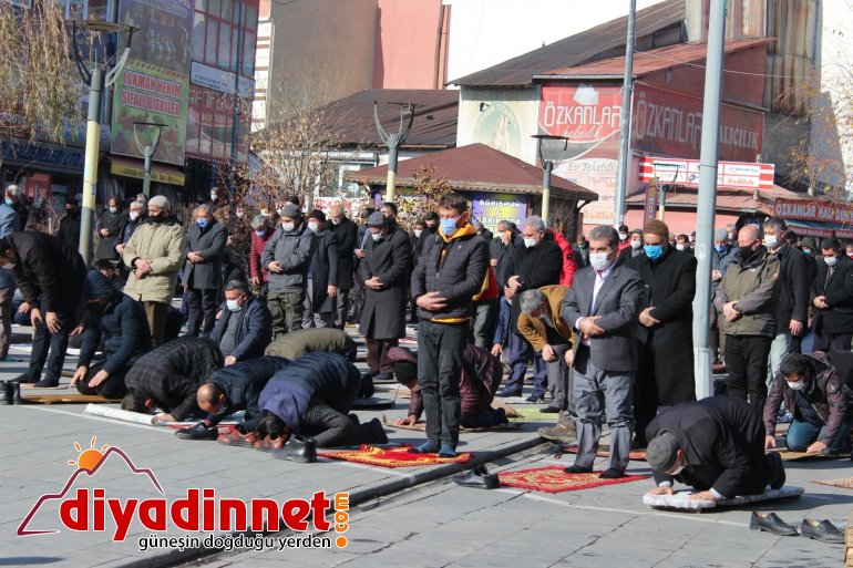 Ağrı da cemaat cuma namazını camii avlusunda kıldı8