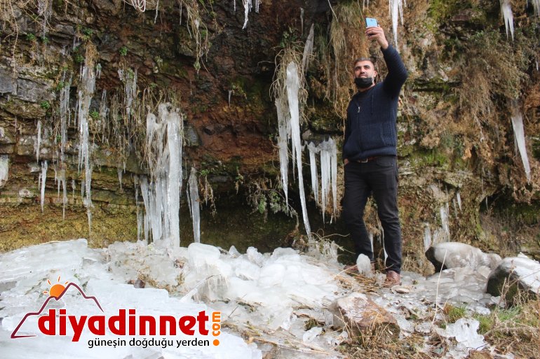 Ağrı'da donmaya başlayan şelale ortaya renkli görüntüler çıkardı