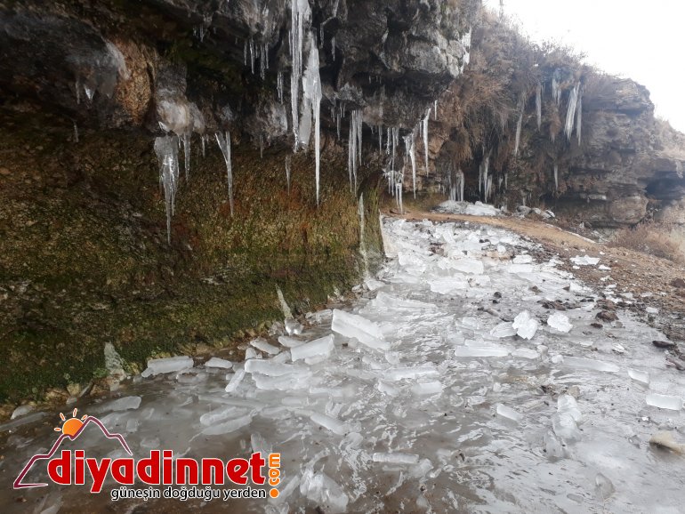 Ağrı da donmaya başlayan şelale ortaya renkli görüntüler çıkardı2