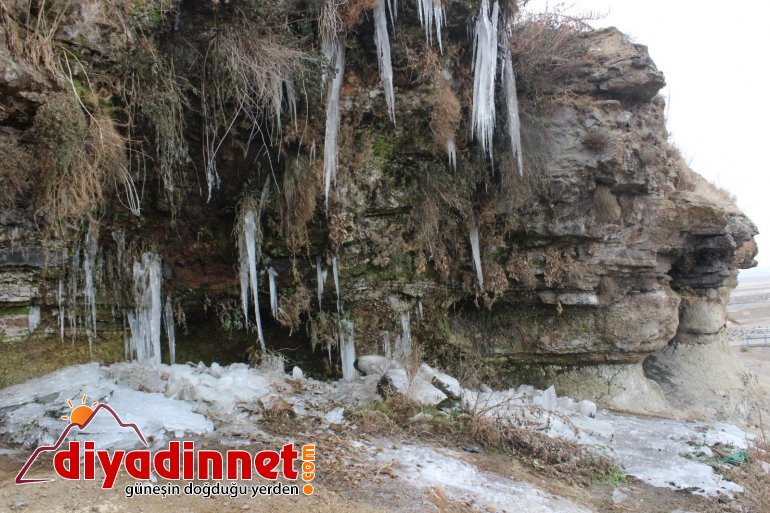 Ağrı da donmaya başlayan şelale ortaya renkli görüntüler çıkardı6
