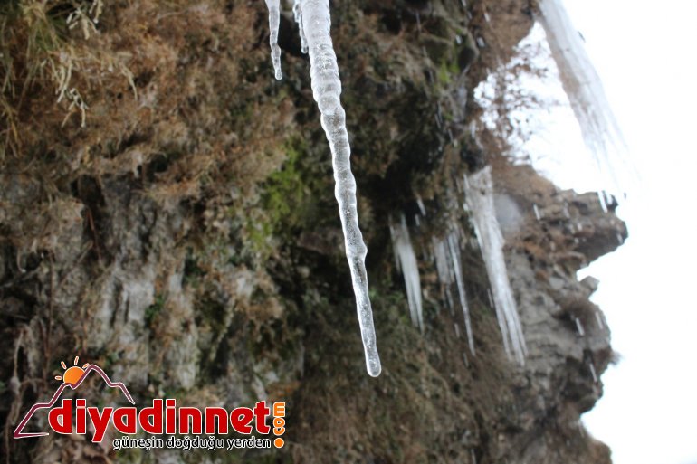 Ağrı da donmaya başlayan şelale ortaya renkli görüntüler çıkardı7