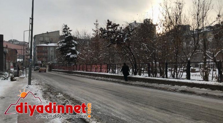 Ağrı’da kar yağışı yerini buzlanmaya bıraktı