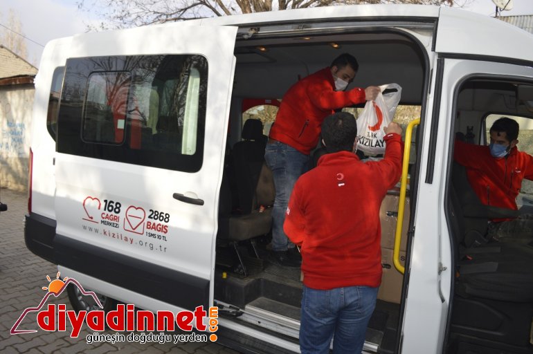 Ağrı da kısıtlama nedeniyle ihtiyaçlarını karşılayamayan vatandaşlara gıda kolisi dağıtıldı3