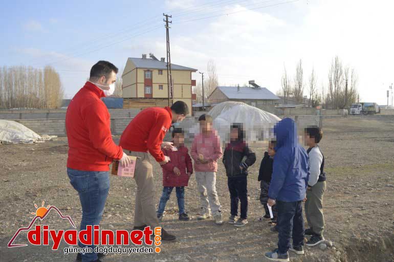 Ağrı da kısıtlama nedeniyle ihtiyaçlarını karşılayamayan vatandaşlara gıda kolisi dağıtıldı4