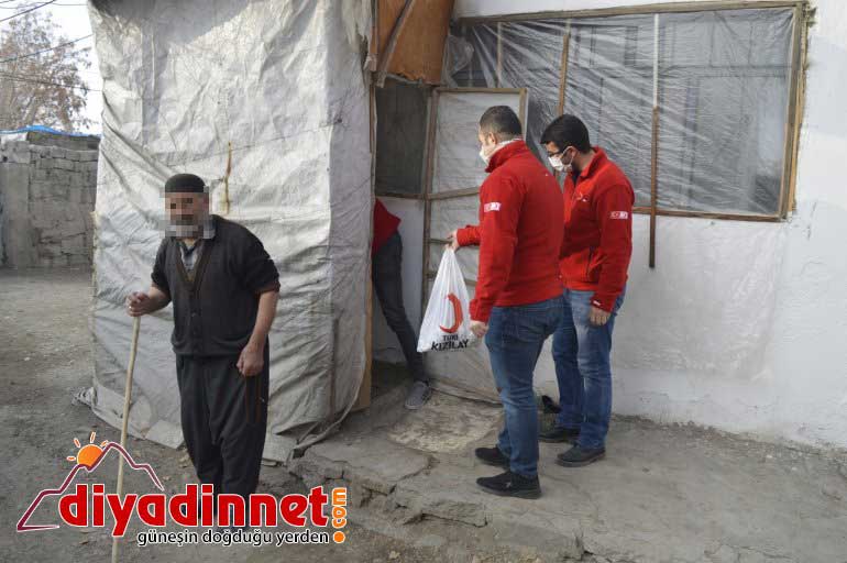 Ağrı da kısıtlama nedeniyle ihtiyaçlarını karşılayamayan vatandaşlara gıda kolisi dağıtıldı6