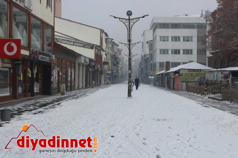 Ağrı’da etkili olan kar yağışı kenti beyaza bürüdü