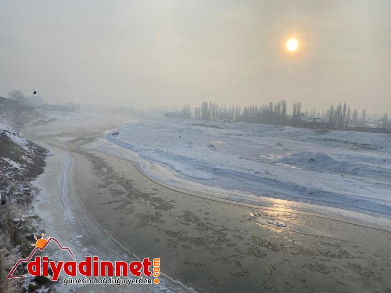 Ağrı yı etkisi altına alan Sibirya soğukları nedeniyle Murat Nehri buz tuttu4