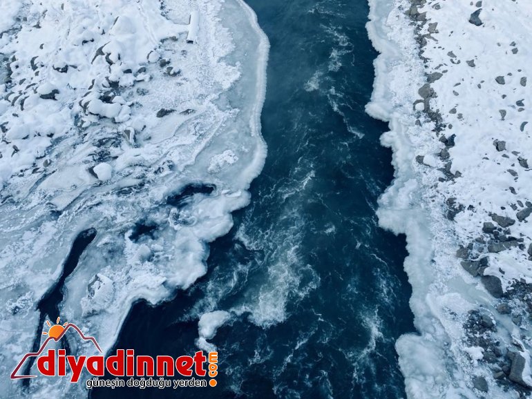 Ağrı yı etkisi altına alan Sibirya soğukları nedeniyle Murat Nehri buz tuttu7