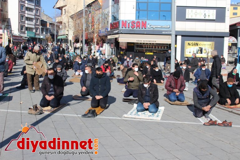 Ağrı’da cemaat cuma namazını camii avlusunda kıldı