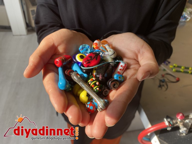 Ağrılı kadınlar atık cam ve şişeleri sanat eserine dönüştürüyor1