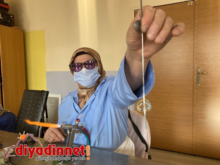 Ağrılı kadınlar atık cam ve şişeleri sanat eserine dönüştürüyor2