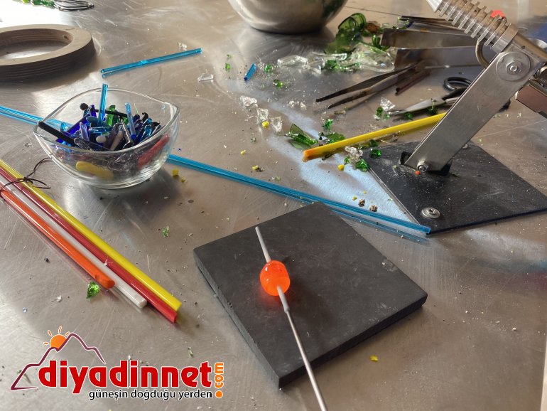 Ağrılı kadınlar atık cam ve şişeleri sanat eserine dönüştürüyor11