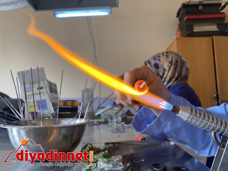 Ağrılı kadınlar atık cam ve şişeleri sanat eserine dönüştürüyor12