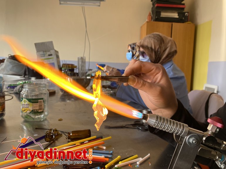 Ağrılı kadınlar atık cam ve şişeleri sanat eserine dönüştürüyor13