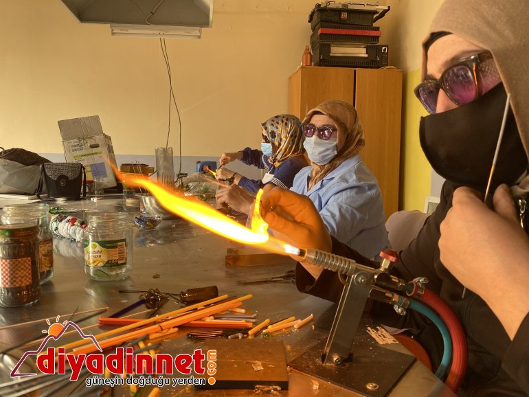 Ağrılı kadınlar atık cam ve şişeleri sanat eserine dönüştürüyor14