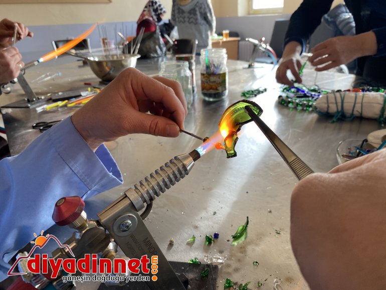 Ağrılı kadınlar atık cam ve şişeleri sanat eserine dönüştürüyor15