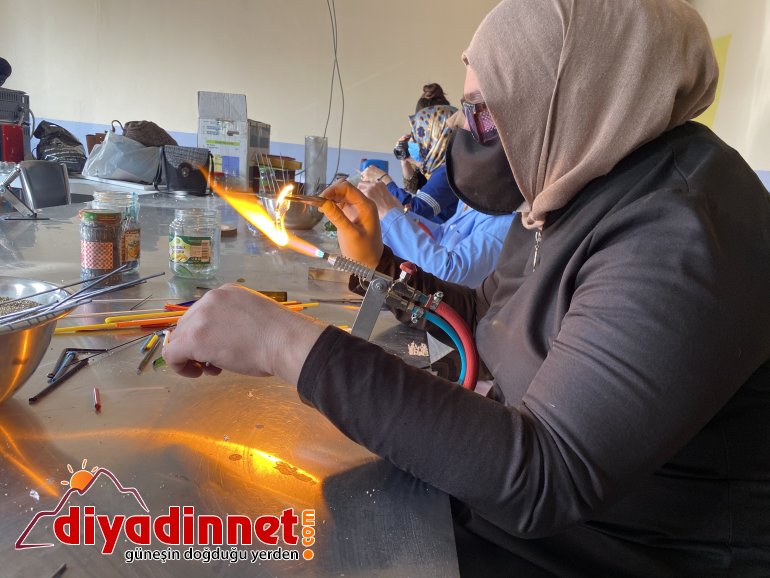 Ağrılı kadınlar atık cam ve şişeleri sanat eserine dönüştürüyor16