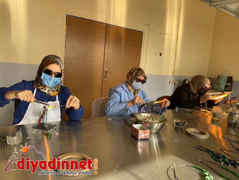 Ağrılı kadınlar atık cam ve şişeleri sanat eserine dönüştürüyor