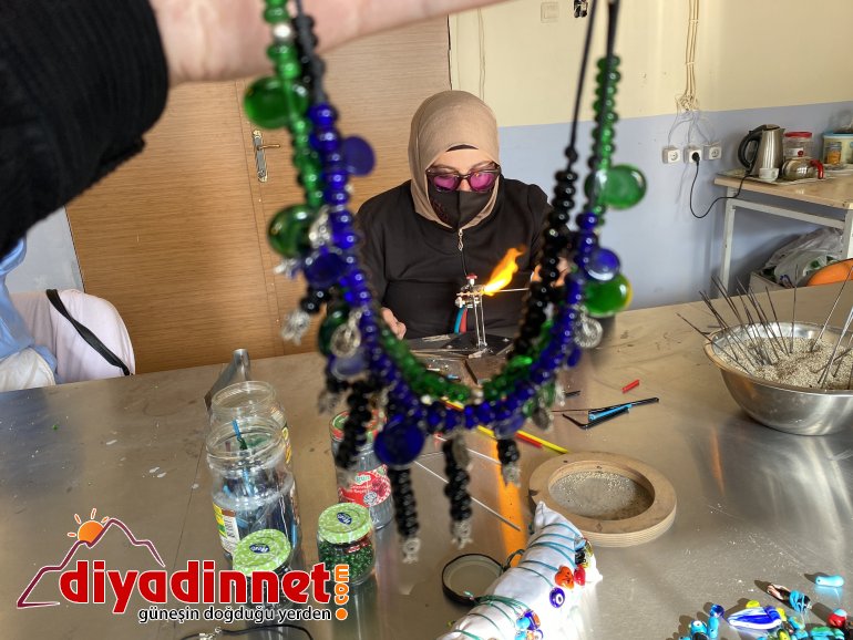 Ağrılı kadınlar atık cam ve şişeleri sanat eserine dönüştürüyor4