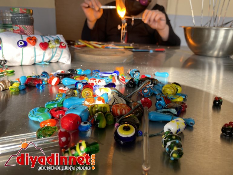 Ağrılı kadınlar atık cam ve şişeleri sanat eserine dönüştürüyor5