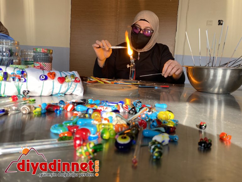 Ağrılı kadınlar atık cam ve şişeleri sanat eserine dönüştürüyor6