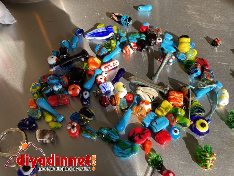 Ağrılı kadınlar atık cam ve şişeleri sanat eserine dönüştürüyor8