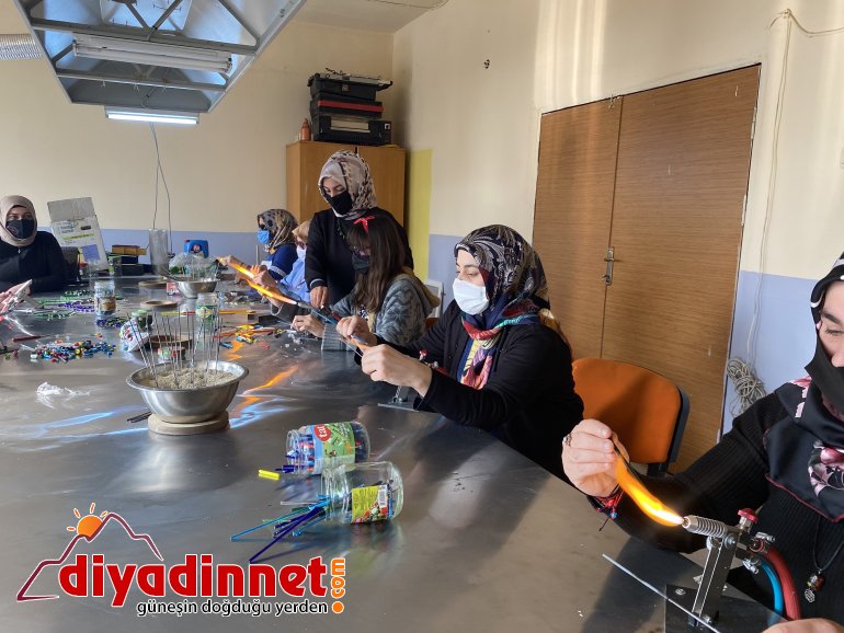 Ağrılı kadınlar atık cam ve şişeleri sanat eserine dönüştürüyor10