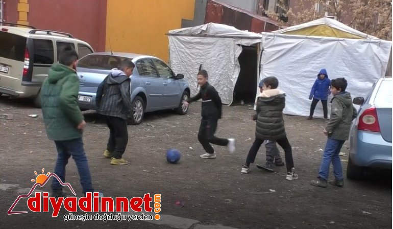 Ağrılı minik çocukların hafta sonu yasakları öncesi futbol keyfi