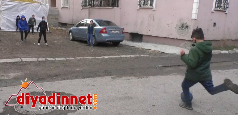 Ağrılı minik çocukların hafta sonu yasakları öncesi futbol keyfi2
