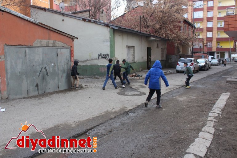 Ağrılı minik çocukların hafta sonu yasakları öncesi futbol keyfi3