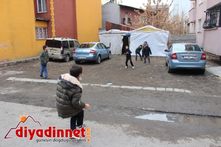 Ağrılı minik çocukların hafta sonu yasakları öncesi futbol keyfi4