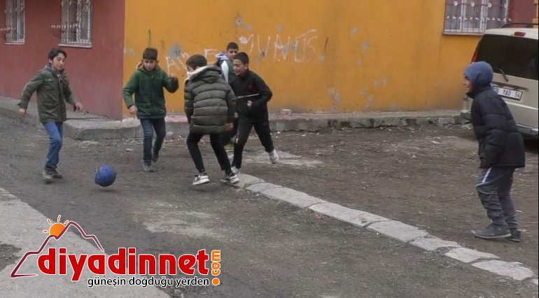Ağrılı minik çocukların hafta sonu yasakları öncesi futbol keyfi5