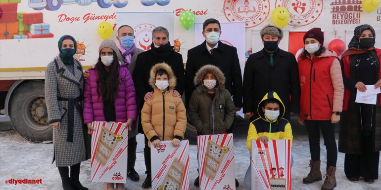 Çocuklar için hazırlanan "Hediye Karavanı" Ağrı'da