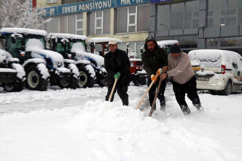 Doğu Anadolu da kar kentleri beyaza bürüdü2