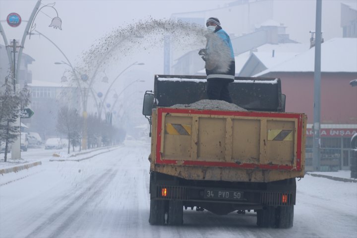 Doğu Anadolu da kar ve sis yaşamı olumsuz etkiledi3