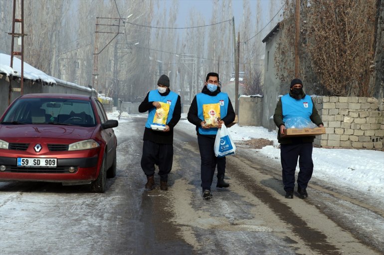 Dondurucu soğuğun etkili olduğu Ağrı da sokak hayvanlarının yaşam alanlarına mama ve et bırakıldı9