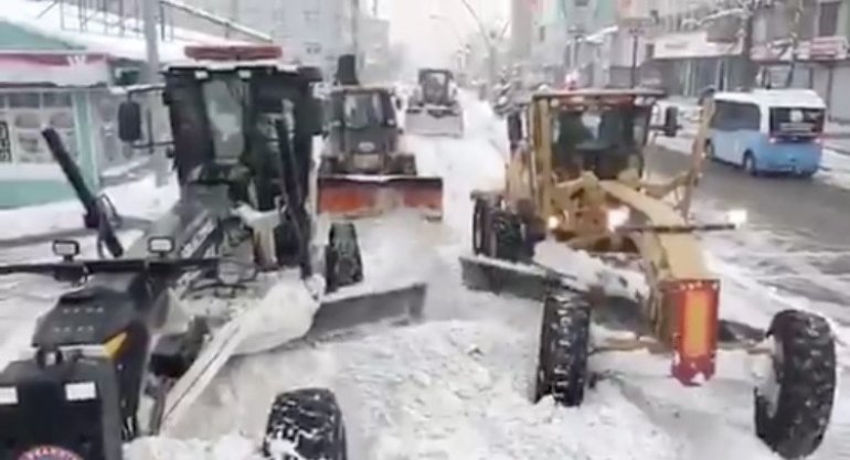 Ağrı Belediyesi eksi 30 derecede kar temizleme çalışması yaptı